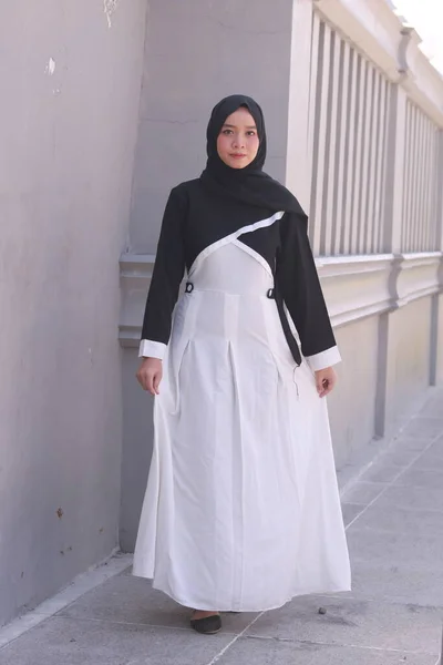 Portret Młodej Pięknej Muzułmanki Azjatyckiej Hidżabie — Zdjęcie stockowe