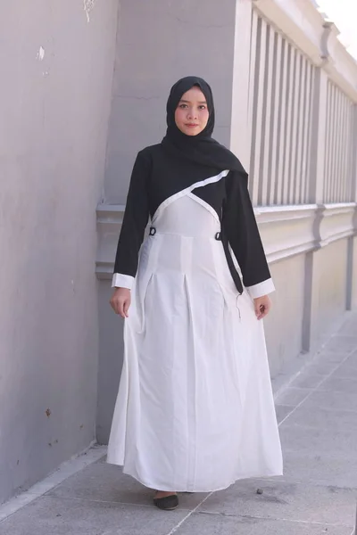 Gambar Fashion Dari Wanita Muda Muslim Asia Yang Cantik Dengan — Stok Foto