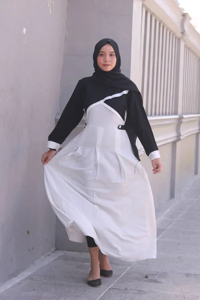 Gambar Fashion Dari Wanita Muda Muslim Asia Yang Cantik Dengan — Stok Foto