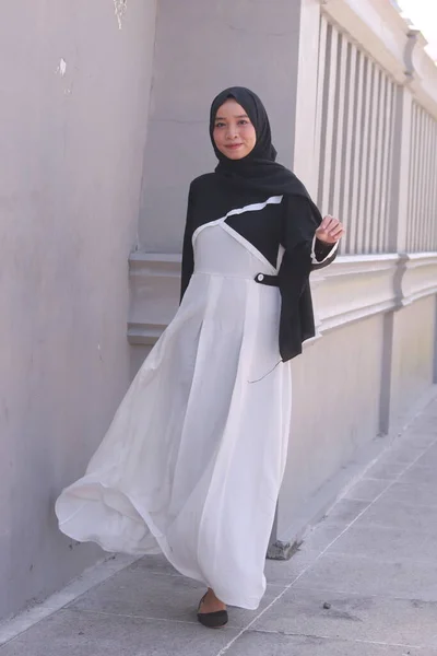 Fashion Portræt Ung Smuk Asiatisk Muslimsk Kvinde Med Iført Hijab - Stock-foto