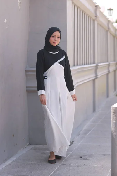 Modeporträtt Ung Vacker Asiatisk Muslimsk Kvinna Med Hijab — Stockfoto