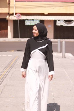 Başörtüsü takan güzel Asyalı Müslüman kadının moda portresi.