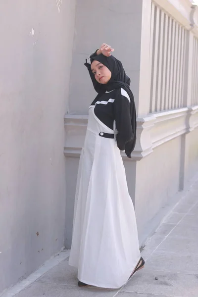 Modeporträtt Ung Vacker Asiatisk Muslimsk Kvinna Med Hijab — Stockfoto