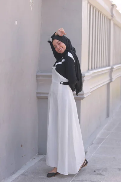 Modeporträtt Ung Vacker Asiatisk Muslimsk Kvinna Med Hijab — Stockfoto