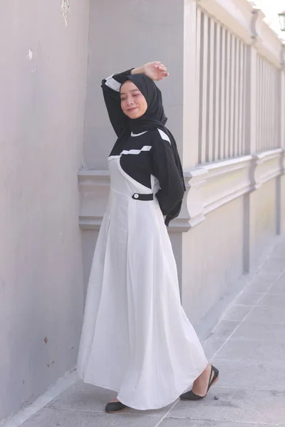 Modeporträt Einer Jungen Schönen Asiatischen Muslimin Mit Hijab — Stockfoto