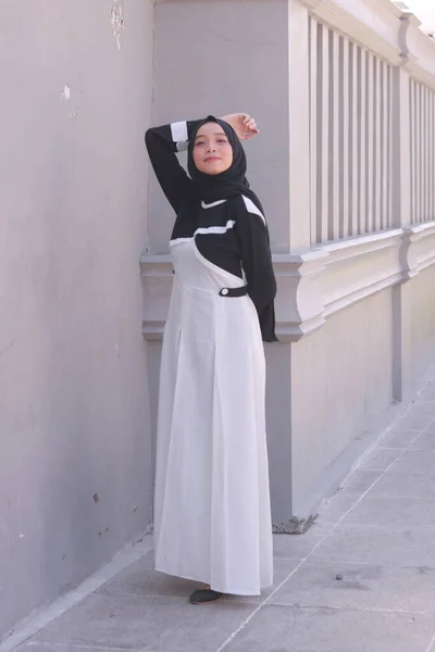 若いです美しいですアジアのイスラム教徒女性とともにHijabを身に着けている — ストック写真