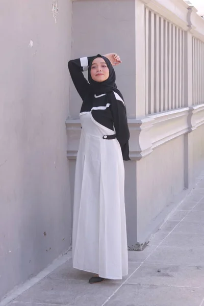 Retrato Moda Joven Hermosa Mujer Musulmana Asiática Con Hijab —  Fotos de Stock