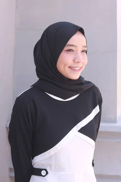 Retrato Moda Joven Hermosa Mujer Musulmana Asiática Con Hijab —  Fotos de Stock