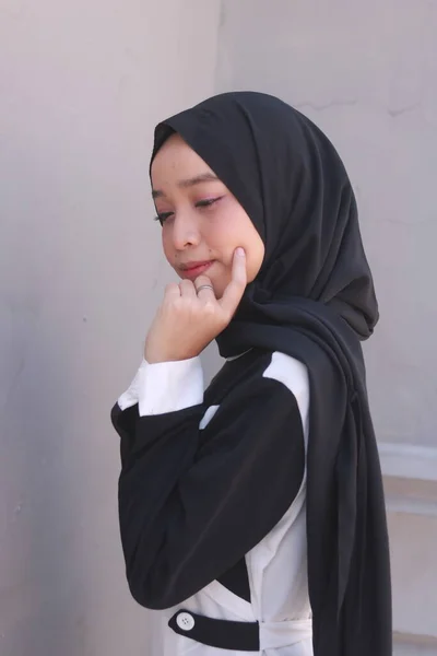 Modeporträt Einer Jungen Schönen Asiatischen Muslimin Mit Hijab — Stockfoto