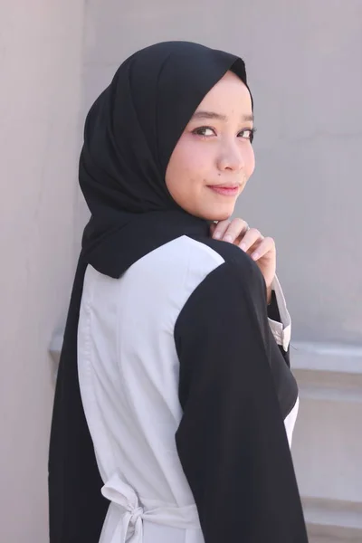 Moteportrett Ung Vakker Asiatisk Muslim Med Hijab – stockfoto