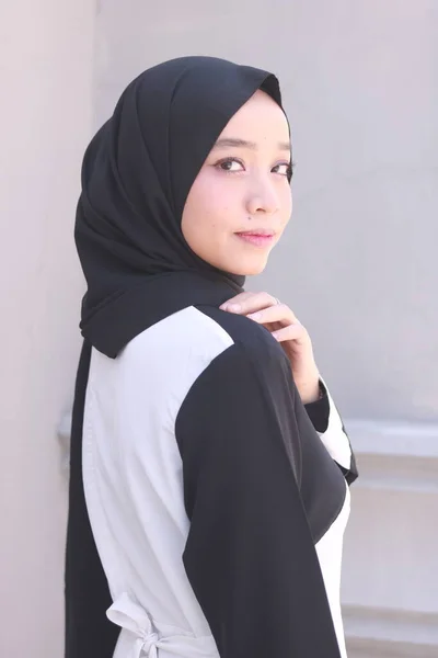 Fashion Portrait Young Beautiful Asian Muslim Woman Wearing Hijab — Stock Photo, Image