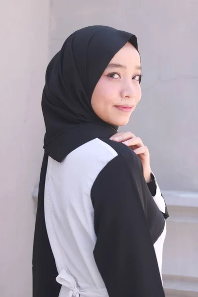 若いです美しいですアジアのイスラム教徒女性とともにHijabを身に着けている — ストック写真