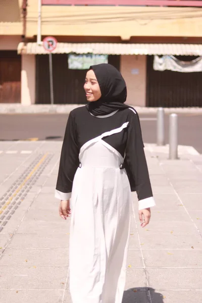 若いです美しいですアジアのイスラム教徒女性とともにHijabを身に着けている — ストック写真