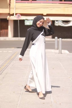 Başörtüsü takan güzel Asyalı Müslüman kadının moda portresi.