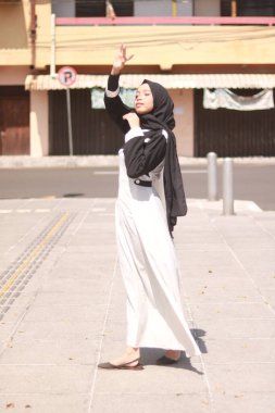 Başörtüsü takan güzel Asyalı Müslüman kadının moda portresi.