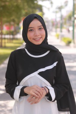 Başörtüsü takan güzel Asyalı Müslüman kadının moda portresi.