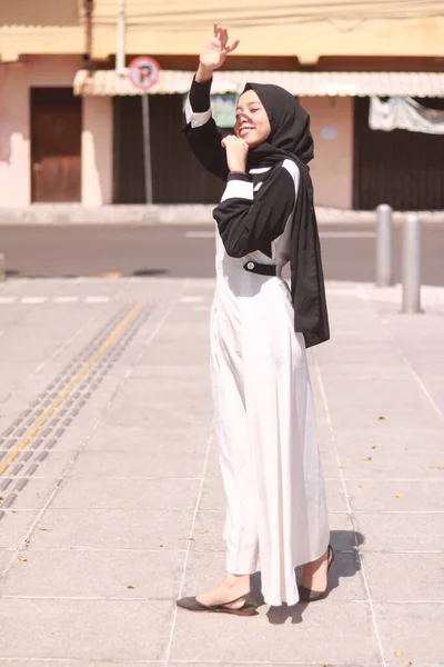 Retrato Moda Joven Hermosa Mujer Musulmana Asiática Con Hijab —  Fotos de Stock