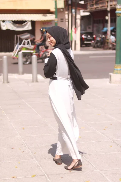 Retrato Moda Joven Hermosa Mujer Musulmana Asiática Con Hijab —  Fotos de Stock