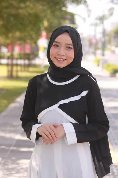 Modeporträtt Ung Vacker Asiatisk Muslimsk Kvinna Med Hijab — Stockfoto