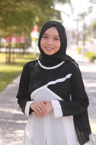 Gambar Fashion Dari Wanita Muda Muslim Asia Yang Cantik Dengan — Stok Foto