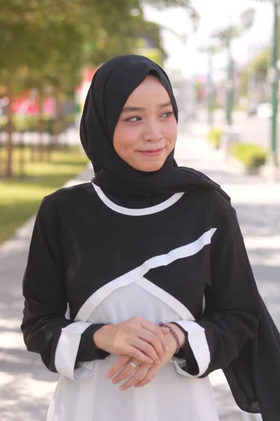 Başörtüsü Takan Güzel Asyalı Müslüman Kadının Moda Portresi — Stok fotoğraf