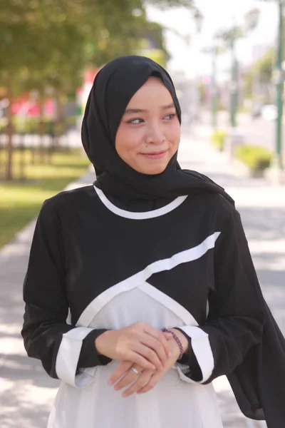 Modeporträtt Ung Vacker Asiatisk Muslimsk Kvinna Med Hijab — Stockfoto