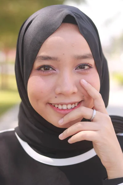 Modeporträt Einer Jungen Schönen Asiatischen Muslimin Mit Hijab — Stockfoto