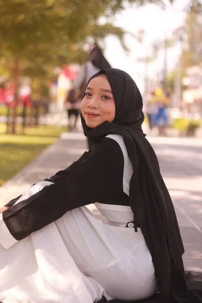 Μόδα Πορτρέτο Της Νεαρής Όμορφης Ασιάτισσας Μουσουλμάνα Χιτζάμπ — Φωτογραφία Αρχείου