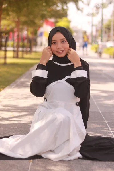 Modeporträt Einer Jungen Schönen Asiatischen Muslimin Mit Hijab — Stockfoto