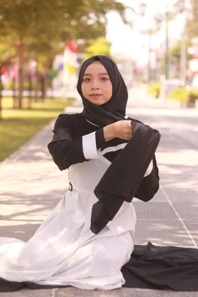 Modeporträt Einer Jungen Schönen Asiatischen Muslimin Mit Hijab — Stockfoto