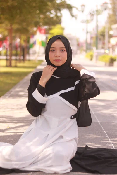 Başörtüsü takan güzel Asyalı Müslüman kadının moda portresi.