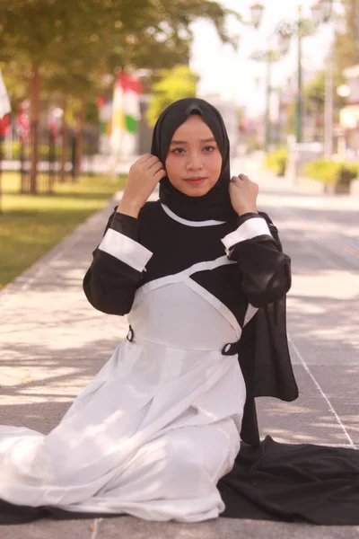 Портрет Молодої Вродливої Азійської Муслімки Хіджабом — стокове фото
