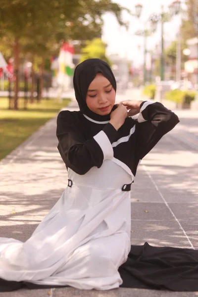 Retrato Moda Joven Hermosa Mujer Musulmana Asiática Con Hijab —  Fotos de Stock