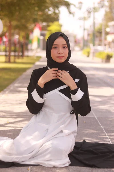 Başörtüsü takan güzel Asyalı Müslüman kadının moda portresi.