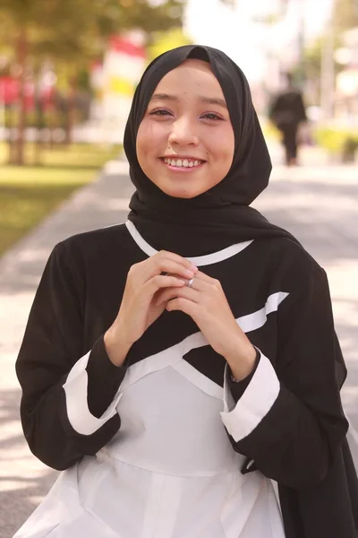 Fashion Portrait Young Beautiful Asian Muslim Woman Wearing Hijab — Stock Photo, Image