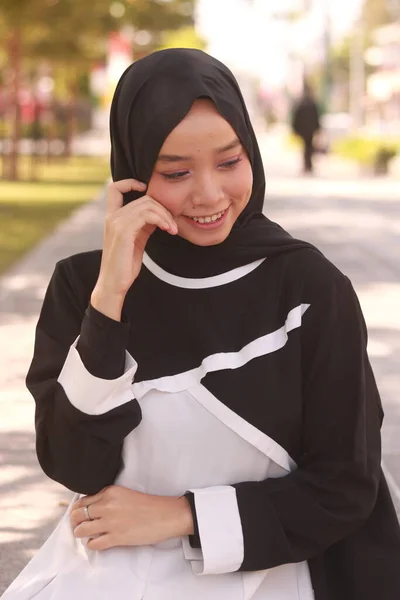 Μόδα Πορτρέτο Της Νεαρής Όμορφης Ασιάτισσας Μουσουλμάνα Χιτζάμπ — Φωτογραφία Αρχείου