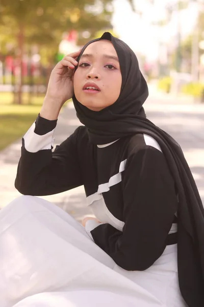 Retrato Moda Joven Hermosa Mujer Musulmana Asiática Con Hijab —  Fotos de Stock