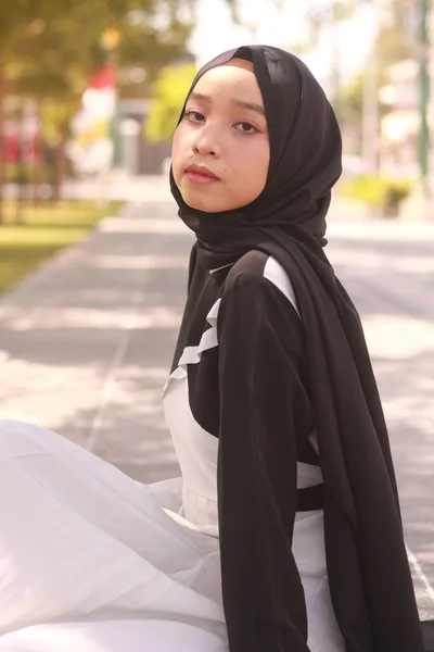 Başörtüsü takan güzel Asyalı Müslüman kadının moda portresi.