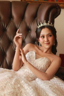 Gelinin Güzel Portresi Moda Gelinliği Giyiyor