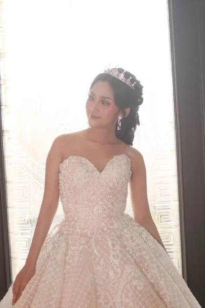 Gelinin Güzel Portresi Moda Gelinliği Giyiyor
