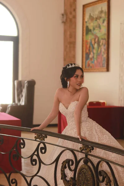Gelinin Güzel Portresi Moda Gelinliği Giyiyor