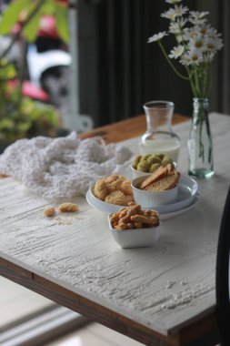 Masanın üzerinde çeşitli bisküviler var..