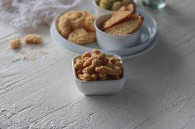 Masanın üzerinde çeşitli bisküviler var..