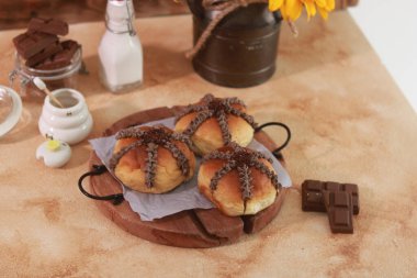 Nefis çikolatalı pasta masada.