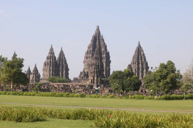 Prambanan ya da Rara Jonggrang, Endonezya 'nın Yogyakarta bölgesinde bulunan 9. yüzyıl Hindu tapınağı..