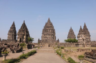 Prambanan ya da Rara Jonggrang, Endonezya 'nın Yogyakarta bölgesinde bulunan 9. yüzyıl Hindu tapınağı..