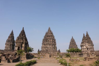 Prambanan ya da Rara Jonggrang, Endonezya 'nın Yogyakarta bölgesinde bulunan 9. yüzyıl Hindu tapınağı..