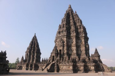 Prambanan ya da Rara Jonggrang, Endonezya 'nın Yogyakarta bölgesinde bulunan 9. yüzyıl Hindu tapınağı..