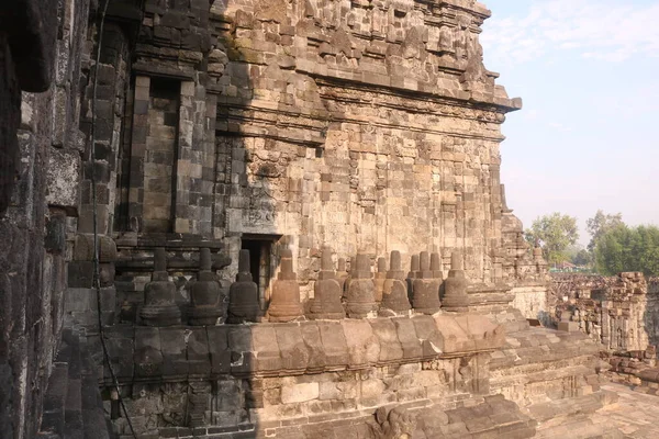 Sewu, Endonezya 'nın başkenti Prambanan' ın 800 metre kuzeyinde yer alan Mahayana Budist tapınağıdır..