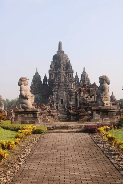 Sewu, Endonezya 'nın başkenti Prambanan' ın 800 metre kuzeyinde yer alan Mahayana Budist tapınağıdır..